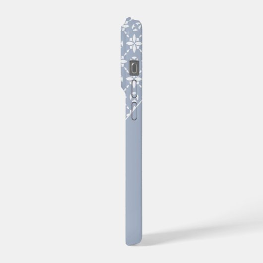 白い花のタイル模様（ほこりっぽい青） iPhoneケース (左側面)