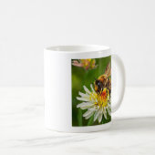 白い花の上に蜂 コーヒーマグカップ (正面右)