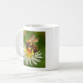 白い花の上に蜂 コーヒーマグカップ (正面左)