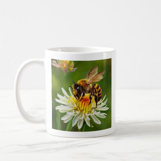 白い花の上に蜂 コーヒーマグカップ (左)