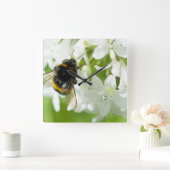 白い花の上に蜂 スクエア壁時計 (ホーム)