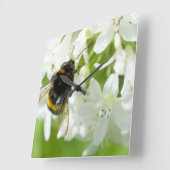白い花の上に蜂 スクエア壁時計 (傾斜)