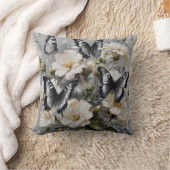 白い花の上に黒と白の蝶 クッション (ブランケット)