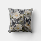 白い花の上に黒と白の蝶 クッション (正面)