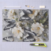 白い花の上に黒と白の蝶 薄葉紙 (クラフト)