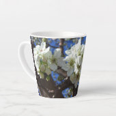 白い花の塊 春に咲く梨の木 カフェラテマグ (左アングル)