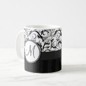 白い花の小束、ストライプ及びモノグラムの黒 コーヒーマグカップ (正面左)