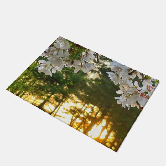 白い花の芽が松の木の間を通って日が出る ドアマット (アングル)