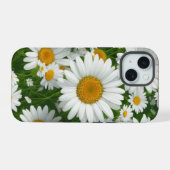 白い花の野原と緑の古典的なデイジーの模様 iPhone 15ケース (裏面横)