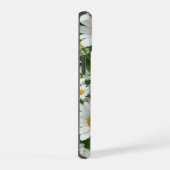白い花の野原と緑の古典的なデイジーの模様 iPhone 15ケース (右側面)