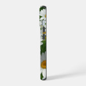 白い花の野原と緑の古典的なデイジーの模様 iPhone 15ケース (左側面)