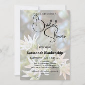 白い花びらの優しい背景 ブライダルシャワー 招待状 (正面)