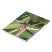 白い花をつけるトンボ ノートパッド (回転)