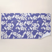 白い花をラベンダーの花で囲む ビーチタオル (正面)