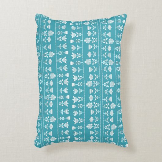 白い花を持つスカンジナビアの青 アクセントクッション (正面(垂直))