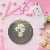 白い花を飾った素朴なメイソンジャーを使ったカントリーウェディング ペーパープレート (パーティー)