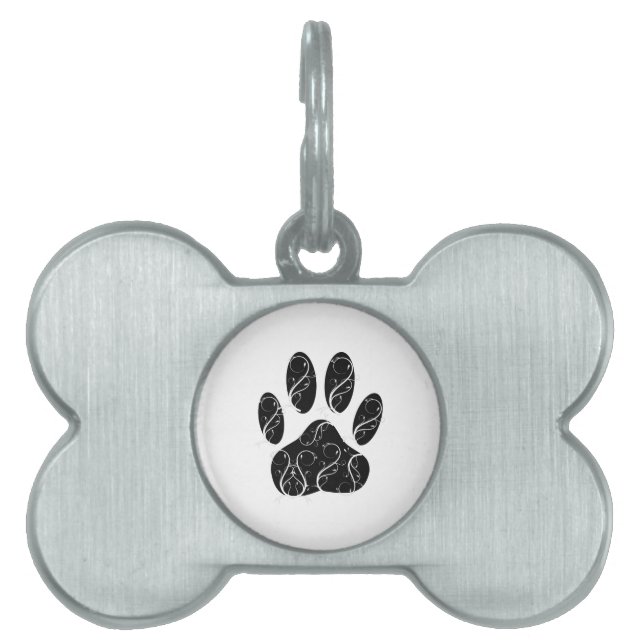 白い花模様の黒犬の前足 ペットネームタグ (正面)
