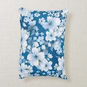 白い花模様、青い背景 アクセントクッション (裏面(縦))
