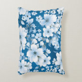 白い花模様、青い背景 アクセントクッション (正面(垂直))