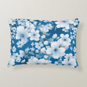 白い花模様、青い背景 アクセントクッション (裏面)