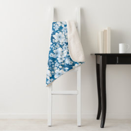 白い花模様、青い背景 シェルパブランケット