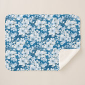 白い花模様、青い背景 シェルパブランケット (正面(横))