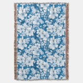 白い花模様、青い背景 スローブランケット (正面縦)