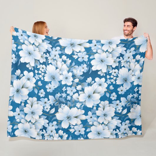 白い花模様、青い背景 フリースブランケット (インサイチュ)