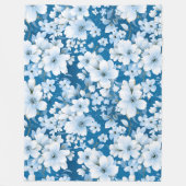 白い花模様、青い背景 フリースブランケット (正面)