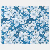 白い花模様、青い背景 フリースブランケット (正面(横))