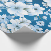 白い花模様、青い背景 ラッピングペーパー (角)