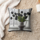 白い花瓶に黒いチューリップ クッション (ブランケット)