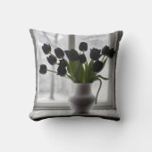 白い花瓶に黒いチューリップ クッション (正面)