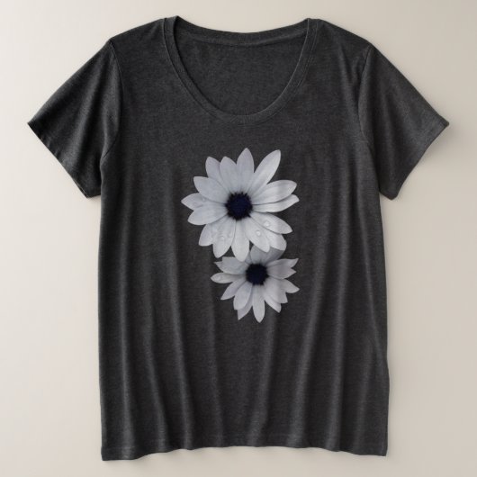 白い花2つ プラスサイズTシャツ (デザイン正面)