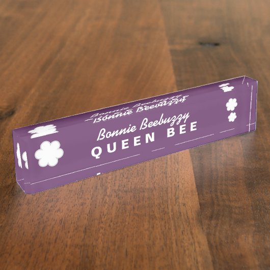 白い花V06とのボスの女王バチの紫色 デスクネームプレート (側面)