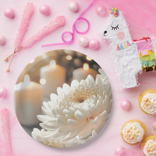 白い菊の花とろうそく ペーパープレート (パーティー)