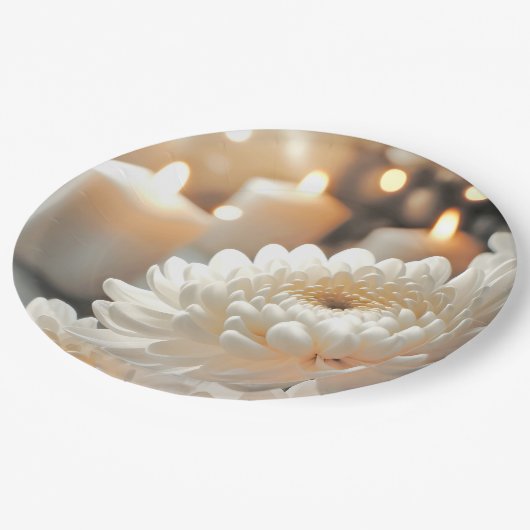 白い菊の花とろうそく ペーパープレート (アングル)