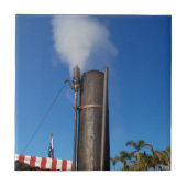 白い蒸気のプルームと古い蒸気のホイッスル タイル (正面)