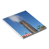 白い蒸気のプルームと古い蒸気のホイッスル ノートパッド (アングル)