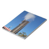 白い蒸気のプルームと古い蒸気のホイッスル ノートパッド (回転)