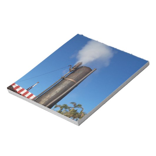 白い蒸気のプルームと古い蒸気のホイッスル ノートパッド (回転)