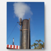 白い蒸気のプルームと古い蒸気のホイッスル フォトプラーク (正面)