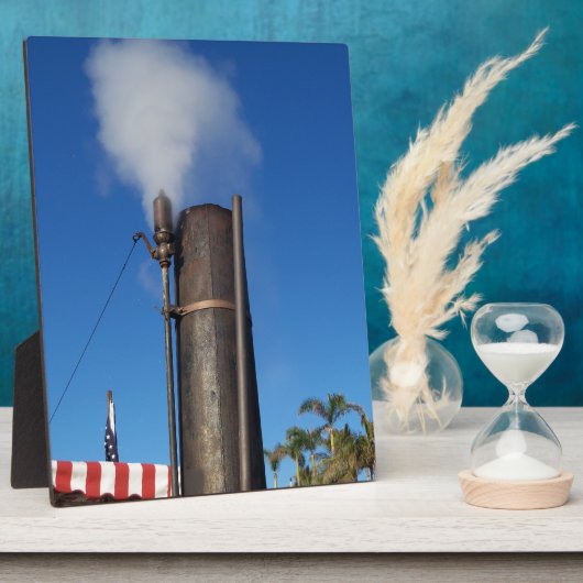 白い蒸気のプルームと古い蒸気のホイッスル フォトプラーク (側面)