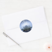 白い蓮の花と青 ラウンドシール (封筒)