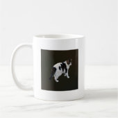 白い虎猫と濃いパッチ コーヒーマグカップ (左)