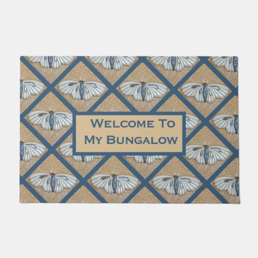 白い蛾のタイルを使用した書式 ドアマット (正面)
