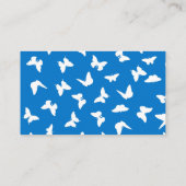 白い蝶の青い背景の美的パターン 予約カード (裏面)