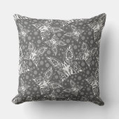 白い蝶を灰色の水玉模様に結ぶ クッション (正面)