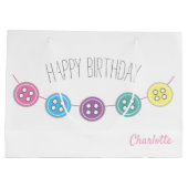 白い誕生日のカスタマイズ可能な裁縫ボタン ラージペーパーバッグ (裏面)