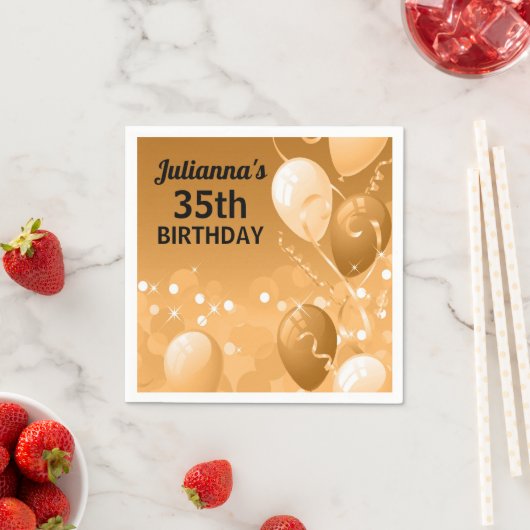 白い誕生日のカスタムな金ゴールドの気球 スタンダードカクテルナプキン (インサイチュ)